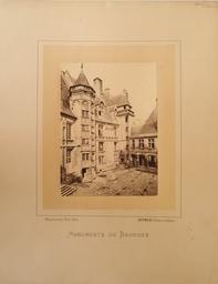 Cour du Palais Jacques Cœur | Mieusement, Séraphin-Médéric (1840-1905) - Photographe. Photographe
